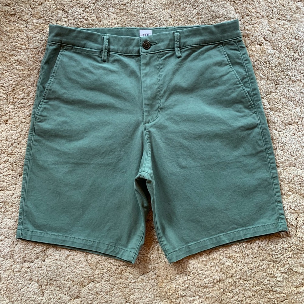 EUC GAP KHAKI GREEN ESSENTIAL 9” KHAKI SHORTS IN MENS SIZE 32